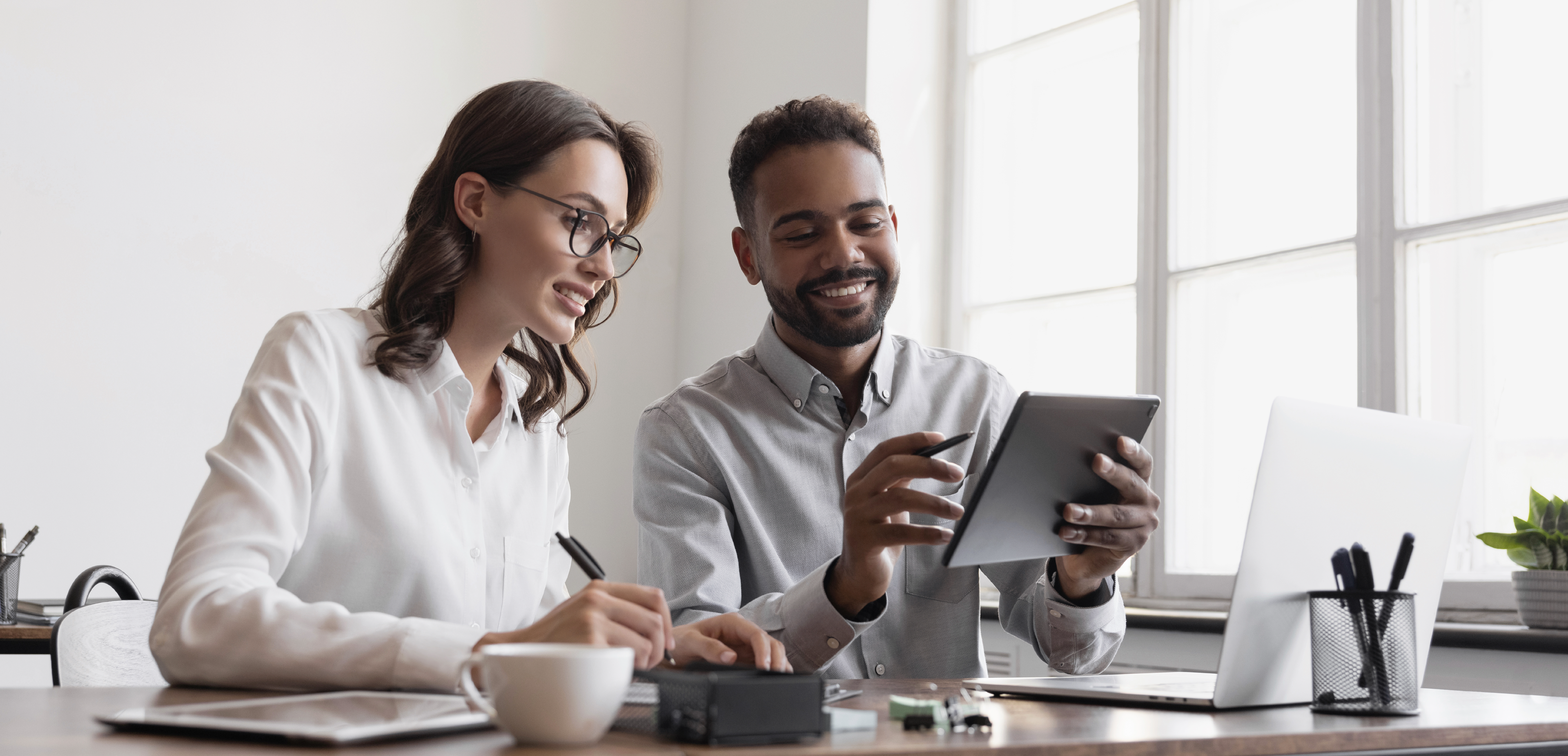 a woman and a man collaborative (IStock licence for Fenritec)